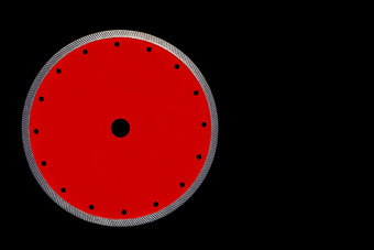 切割阀瓣红色的颜色与钻石直径使用薄叶片为精确的切割的花岗岩孤立的的黑色的背景图像与复制空间切割阀瓣为精确的切割的花岗岩红色的颜色与钻石直径孤立的的黑色的背景