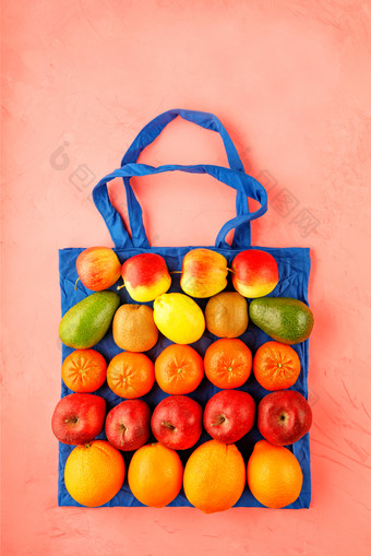 <strong>环保</strong>棉花袋蓝色的颜色对桃子颜色背景零浪费概念塑料<strong>环保</strong>购物与水果和蔬菜图像与复制空间零浪费食物购物生态自然袋与水果和蔬菜