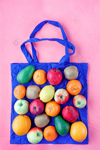 环保棉花袋蓝色的颜色对粉红色的颜色背景零浪费概念塑料环保购物与水果和蔬菜图像与复制空间零浪费食物购物生态自然袋蓝色的颜色与水果和蔬菜