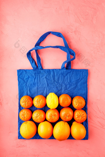 环保棉花袋经典蓝色的颜色对桃子颜色背景零浪费概念塑料环保购物与水果和蔬菜图像与复制空间零浪费食物购物生态自然袋经典蓝色的颜色与水果和蔬菜