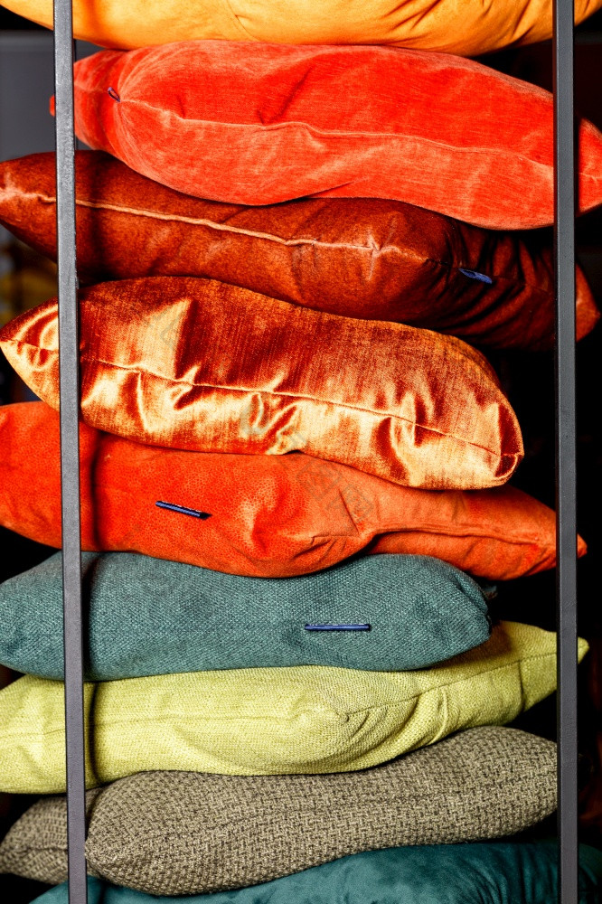 集合红色的橙色黄色的绿色Terracotta阴影纺织栈装饰枕头黑暗背景与金属框架枕头从不同的纺织面料是堆放前每一个其他