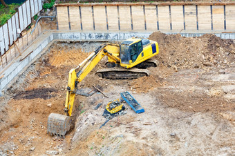 大挖掘机挖掘坑新建设网站角视图从高度重挖掘机作品建设网站