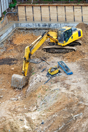 大黄色的挖掘机挖掘基金会坑新建设<strong>网站</strong>查看角从高度垂直图像复制空间大黄色的挖掘机挖掘基金会坑建设<strong>网站</strong>