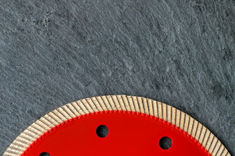 的红色的钻石切割专业圆段与薄叶片和法兰使用为精确的切割材料对灰色的花岗岩背景图像与复制空间段红色的钻石叶片为切割花岗岩对背景灰色的花岗岩