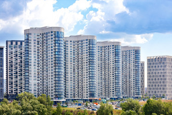 白色和蓝色的外墙新住宅高层建筑住宅<strong>区域</strong>的城市对蓝色的多云的天空的外墙新住宅高层建筑对蓝色的多云的天空