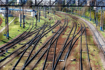 广泛的多通道铁路网络为火车对角的角度来看和节奏前视图通过的栅栏网网络多通道铁路与转为的通道电火车视图通过的栅栏网