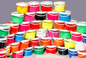 丝网印刷墨水各种充满活力的颜色铺设出半圆和幻灯片透明的塑料容器丝网印刷墨水各种充满活力的colorsin清晰的塑料容器