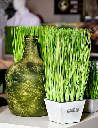 春天仍然生活绿色高草广场白色锅对的背景老绿色瓶模糊绿色草白色能和老瓶部分的餐厅室内装饰