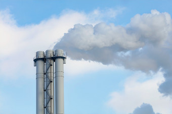 烟囱对的背景清晰的天空的概念储蓄的大气和的环境从污染和排放复制空间排放烟和蒸汽从工业烟囱成清晰的天空