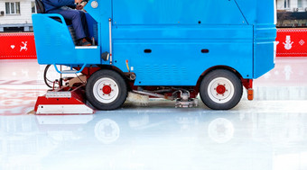 体育场工人清洗冰溜冰场蓝色的现代冰清洁机复制空间工业机清洗的冰溜冰场的体育场