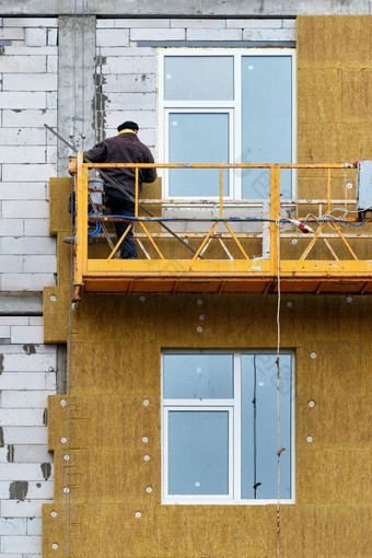 的构建器隔离的<strong>外观</strong>房子下建设与矿物绝缘周围的窗户而站建设暂停平台哪一个概念储蓄热的房子垂直图像的构建器站暂停平台和隔离的<strong>外观</strong>房子下建设