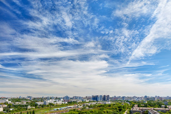 全景现代城市天际线空中视图白天视图与城市摩天大楼下美丽的蓝色的天空基辅乌克兰全景的城市下高美丽的蓝色的天空与光白色卷曲的云