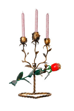 扭曲的站站美丽的brass-colored伪造的金属烛台的形式摘与三个蜡烛的脚在那里红色的伪造的玫瑰孤立的白色背景金属伪造的烛台的形式摘与三个蜡烛站扭曲的站与红色的伪造的玫瑰孤立的白色背景