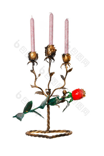 扭曲的站站美丽的brass-colored伪造的金属烛台的形式摘与三个蜡烛的脚在那里红色的伪造的玫瑰孤立的白色背景金属伪造的烛台的形式摘与三个蜡烛站扭曲的站与红色的伪造的玫瑰孤立的白色背景