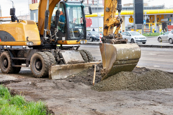 路挖掘机桶均匀分配废墟创建基金会路部分下修复对的背景城市街车道复制空间重路挖掘机趋于平缓桩废墟与桶当修复部分路
