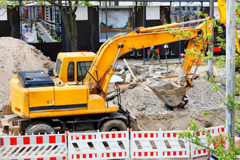 重建设挖掘机作品栅栏围起的建设网站和挖掘沟为城市<strong>公用事业</strong>公司重路挖掘机挖掘沟建设网站