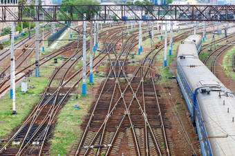广泛的多通道铁路网络为火车的春天蓝色的车厢<strong>离开</strong>火车的节奏的Rails前视图铁路网络与移动火车车厢前视图