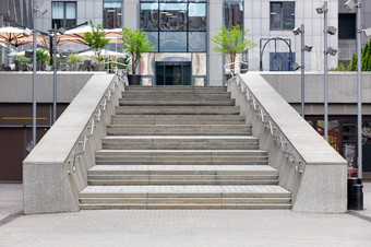 的入口的业务中心访问灰色的花岗岩楼梯与宽步骤从的鹅卵石人行道上复制空间的步骤花岗岩楼梯领先的的宽入口的业务中心