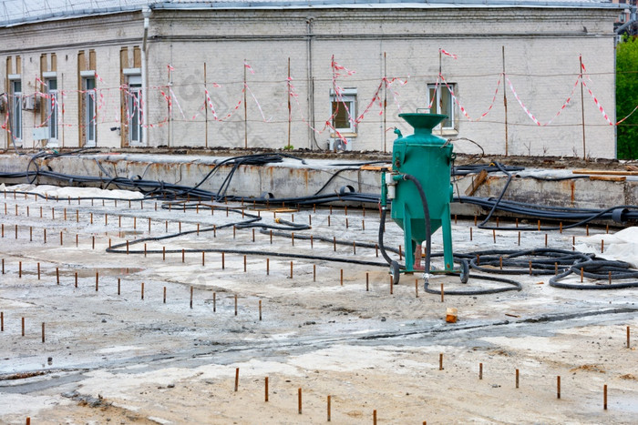 大绿色建设喷砂器站对的背景工作区域清洁生锈的金属部分复制空间建设喷砂机站工作平台为喷砂金属结构