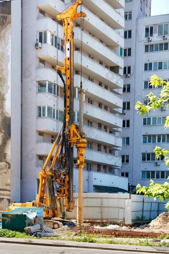 的液压钻井钻井平台执行好吧钻井的建设网站工作与无聊桩垂直图像钻井钻井平台为开车混凝土桩建设网站