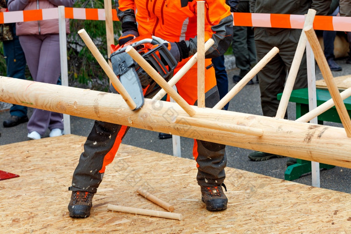 工人保护橙色工作服削减分支机构从树树干演示了他的掌握电锯工作网站伐木工人竞争复制空间工人演示了的技能使用电锯的工作网站的伐木工人竞争