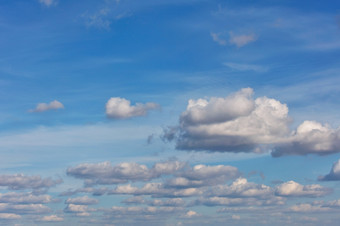 蓝色的<strong>天空背景</strong>与纹理白色毛茸茸的云浮动纤细的行高的<strong>天空</strong>郁郁葱葱的白色云浮动有序的行在的明亮的蓝色的<strong>天空</strong>