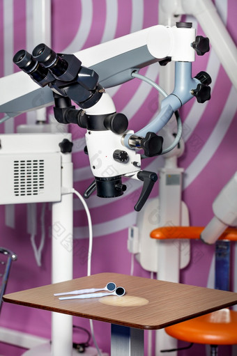 牙科办公室室内显微镜为牙科治疗牙科设备紫色的背景牙科治疗显微镜那提供了最大安全安慰和质量为的牙医
