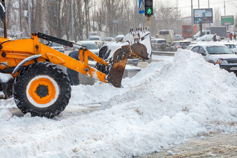 <strong>片段</strong>强大的市政设备清算雪城市街冬天在降雪<strong>片段</strong>市政车辆清算的车道城市街从丰富雪