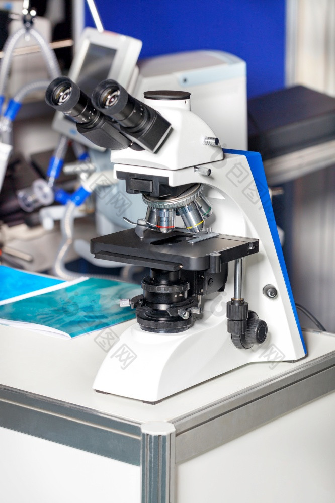 冶金显微镜完全装备反映了和传播光显微镜为各种各样的应用程序冶金专业多才多艺的冶金显微镜那使用为金属测试和表面分析