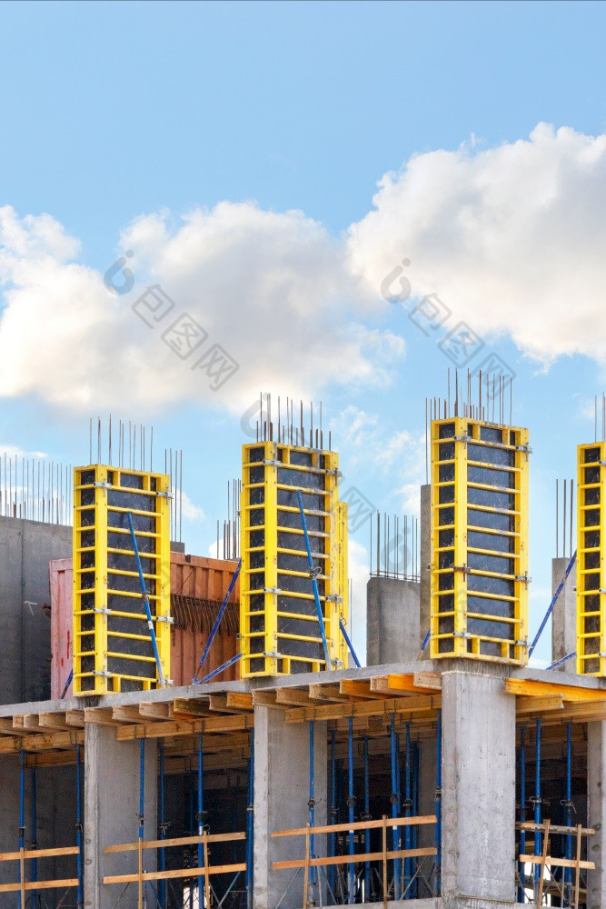 片段新建筑使用monolithic-frame方法与模板系统为的支持结构房子对清晰的天空背景垂直图像复制空间的使用模板系统的建设承载结构房子的概念建设新建筑monolithic-frame道路