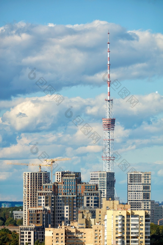 建设高层新建筑下建设对的背景的城市塔和的蓝色的夏天天空与云垂直图像复制空间城市高层新建筑下建设对的背景塔和蓝色的夏天天空与云