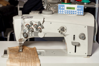 现代缝纫机为缝纫衣服与可编程的机制和形式线程张力特写镜头高决议专业可编程的缝纫机为卷边和缝纫衣服特写镜头