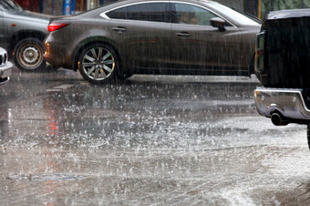 重<strong>雨</strong>瀑布通过汽车<strong>城市</strong>路模糊<strong>雨</strong>背景基金等空间大滴重<strong>雨城市</strong>路