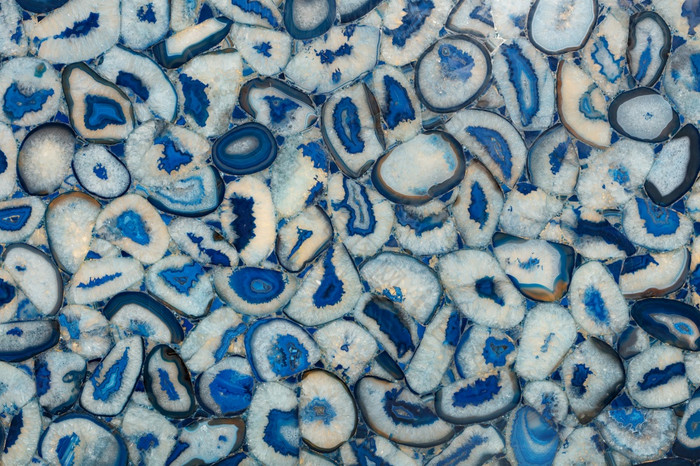豪华的石头面板背景玛瑙蓝色的宝石与白色花特写镜头自然蓝色的和白色玛瑙水晶表面抛光交叉部分
