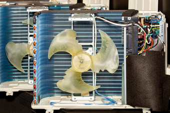 片段的冷却系统的空气护发素与散热器蜂窝风扇和控制单位电子产品交叉部分特写镜头特写镜头交叉部分的室内空气护发素冷凝器