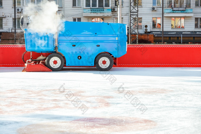特殊的蓝色的冰清洁机抛光的冰溜冰场的体育场阳光明媚的冬天一天对的背景住宅高上升建筑模糊复制空间冰清洁机抛光的冰溜冰场的体育场