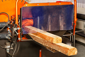 强大的工业电木削片机与木日志使用为使木芯