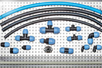 集三通配件和连<strong>接</strong>管道为连<strong>接水</strong>管道各种各样的直径连<strong>接</strong>配件为聚氯乙烯管道各种各样的直径金属白色站特写镜头