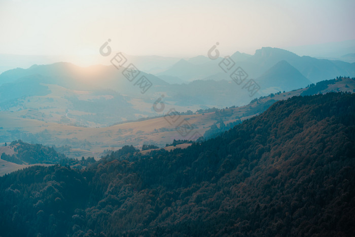 山河谷景观美丽的自然风景之前日落杜纳耶茨河的脚三冠三个冠峰的泡沫山