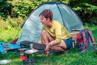 支出假期野营女人准备餐户外下一个帐篷