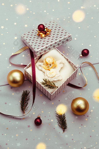 包装圣诞节礼物成盒子装修使用红色的丝带红色的圣诞节球和松树枝粉红色的织物的背景模糊圣诞节灯平自顶向下作文数字天使使瓦与爱登记圣诞节装饰