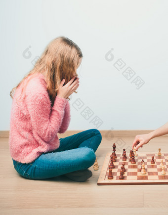 使彻底失败女孩惊讶最后的移动她的对手国际象棋游戏复制空间为文本的前和底图像