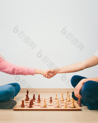 <strong>国际</strong>象棋游戏在女孩和男孩握手后完成了<strong>国际</strong>象棋游戏感谢为玩复制空间为文本的前图像