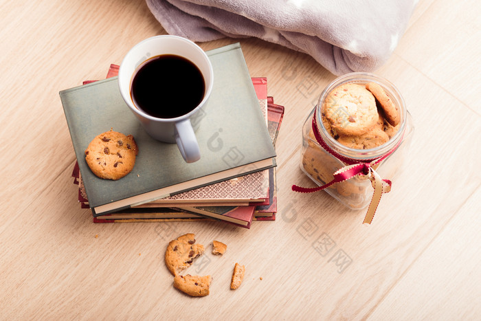 几书与杯咖啡和饼干木地板上