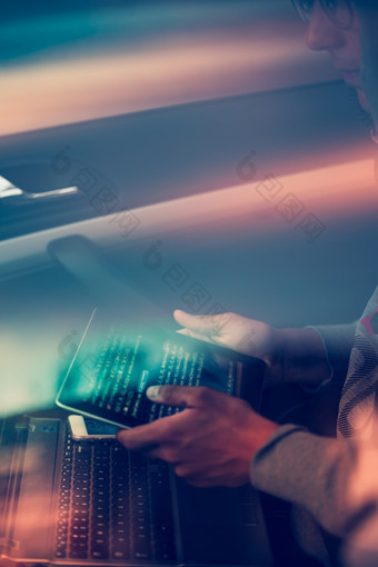 黑客使用电脑智能手机和编码偷密码和私人数据远程从车屏幕显示程序代码网站发展应用程序建筑密码和私人数据