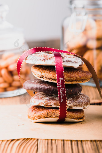 几姜饼饼干包装红色的丝带快乐圣诞节木表格罐子与糖果的背景肖像取向