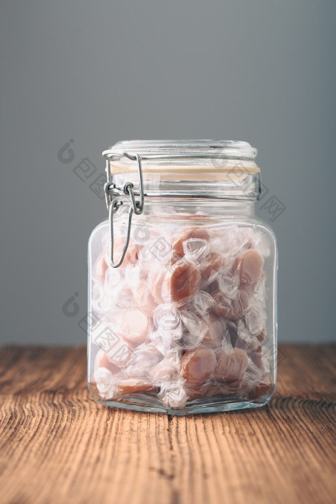 Jar填满与焦糖乳白色的糖果表格