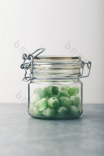 Jar填满与绿色薄荷糖果表格平原背景