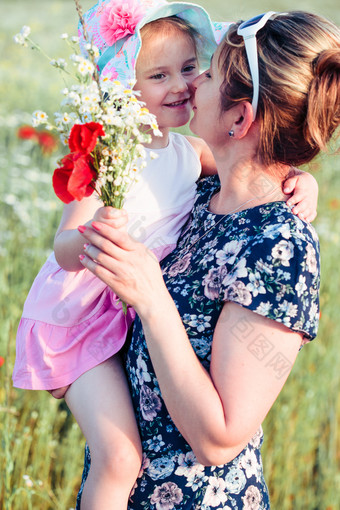 妈妈。和她的<strong>小</strong>女儿的场野生花<strong>小</strong>女孩挑选的春天花为她的妈妈为妈妈。rsquo一天的草地女孩将的花她的妈妈自然<strong>场景</strong>家庭时间