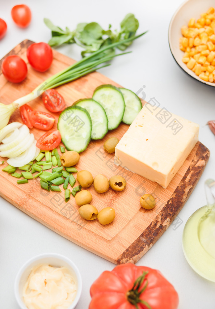 准备健康的零食与新鲜的奶酪和蔬菜